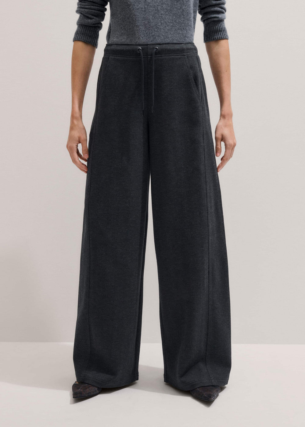 Gray Herringbone Barrel-Leg Pant meandem