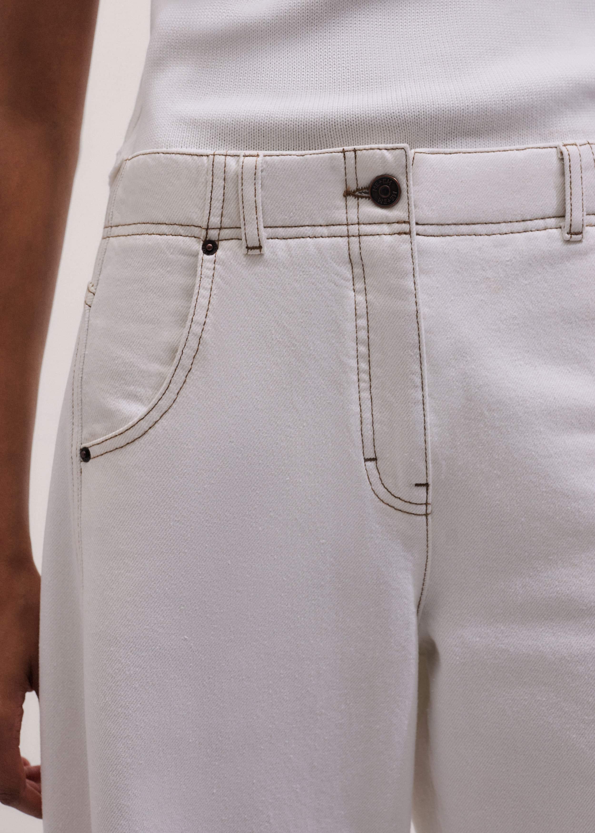 White Relaxed Engineered Jean meandem