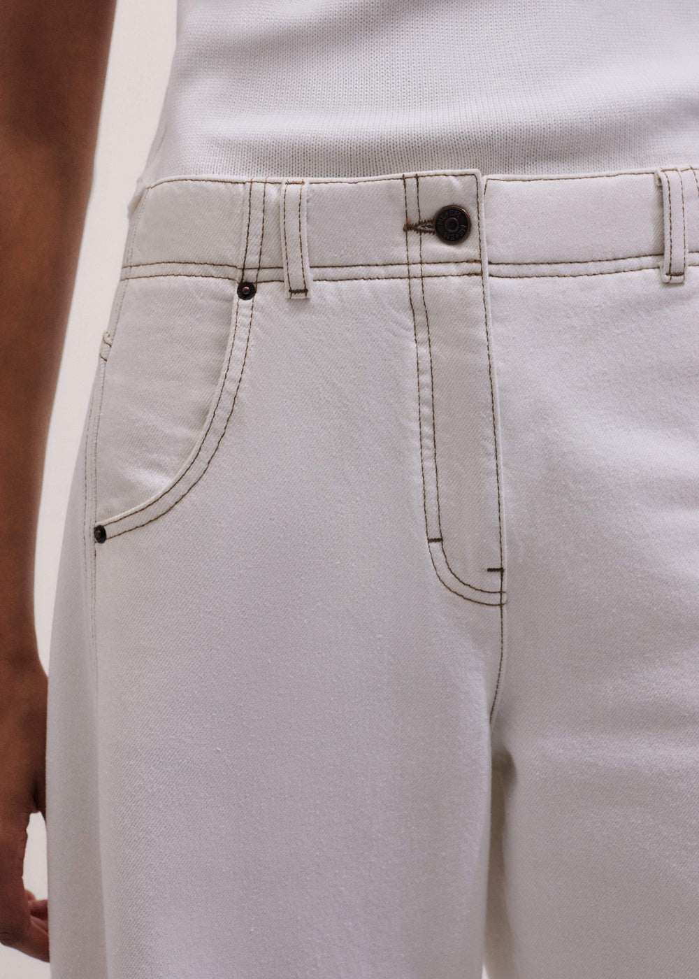 White Relaxed Engineered Jean meandem