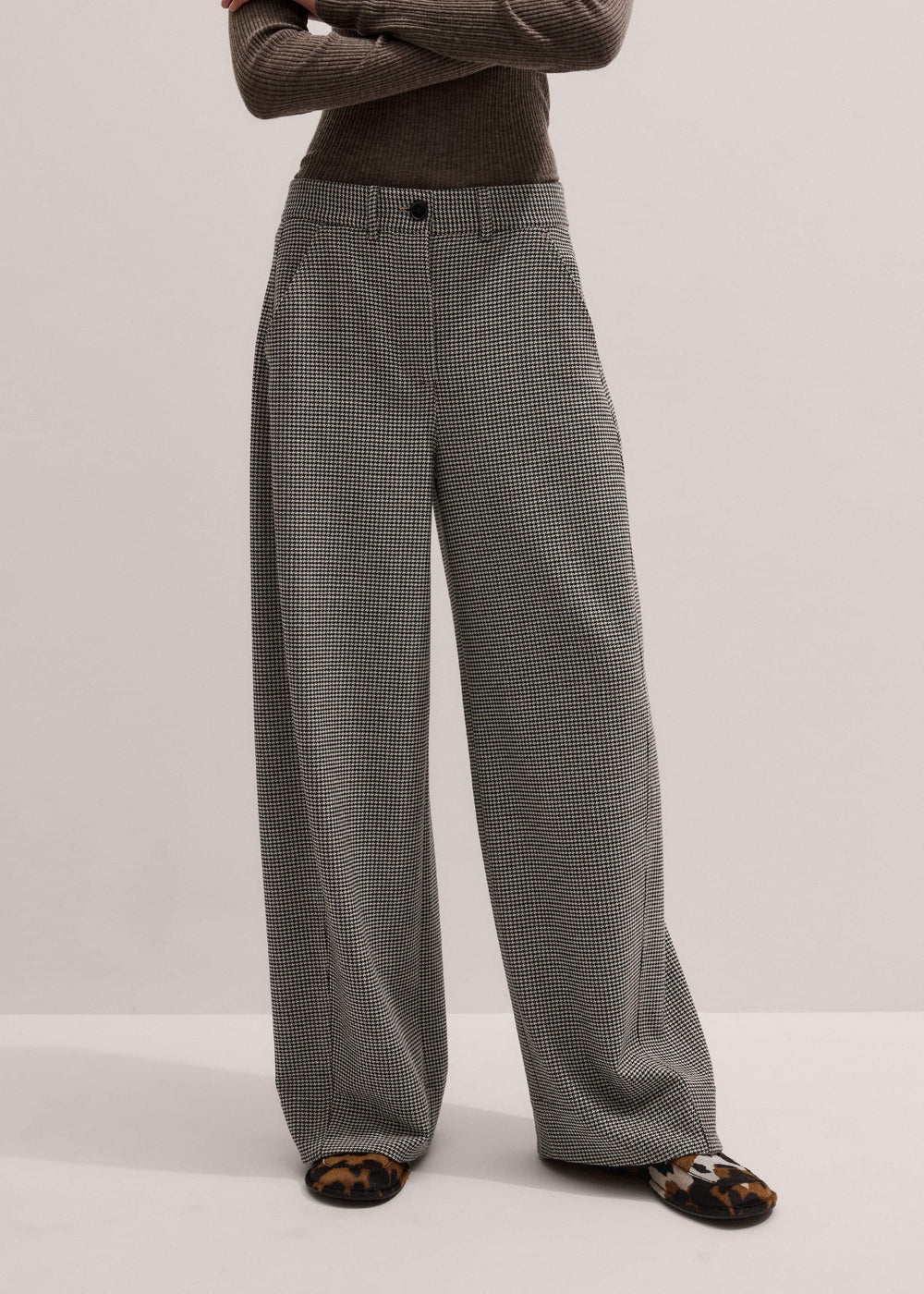 Ivory Houndstooth Extreme Tapered Pant meandem
