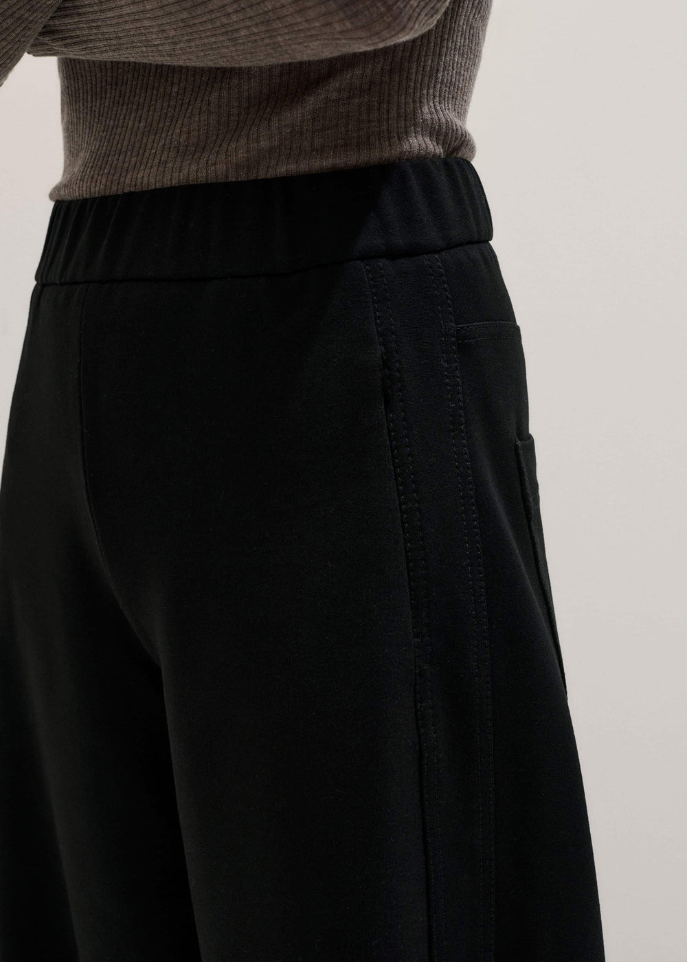Black Luxe Travel Tailoring Barrel-Leg Pant meandem