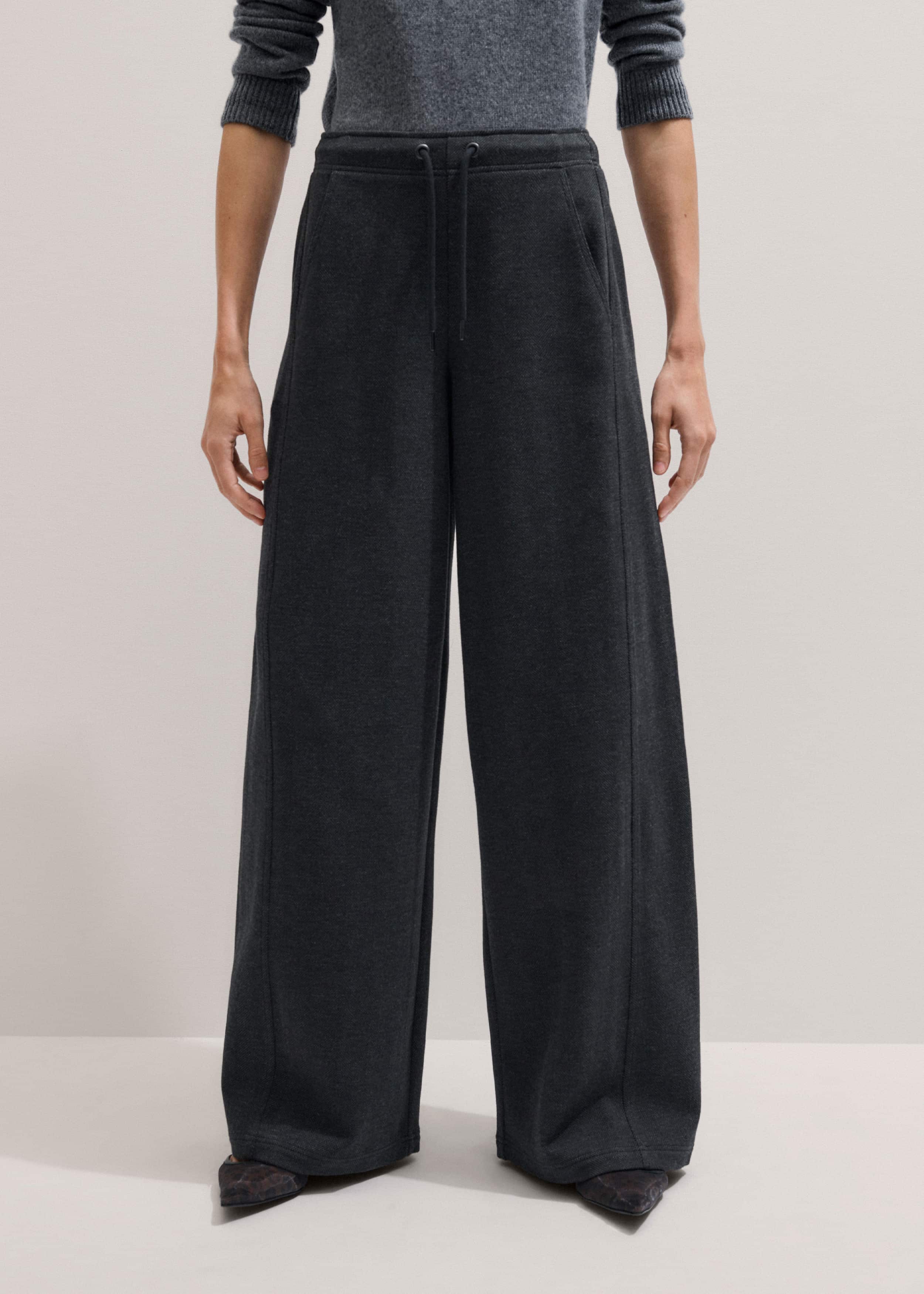 Gray Herringbone Barrel-Leg Pant meandem