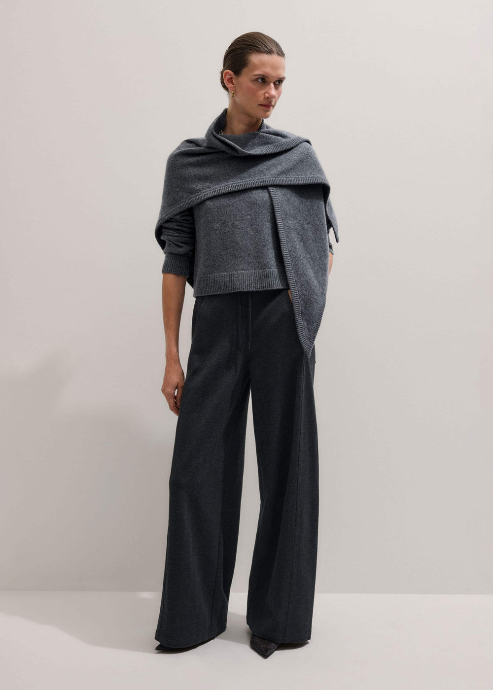 Gray Herringbone Barrel-Leg Pant meandem