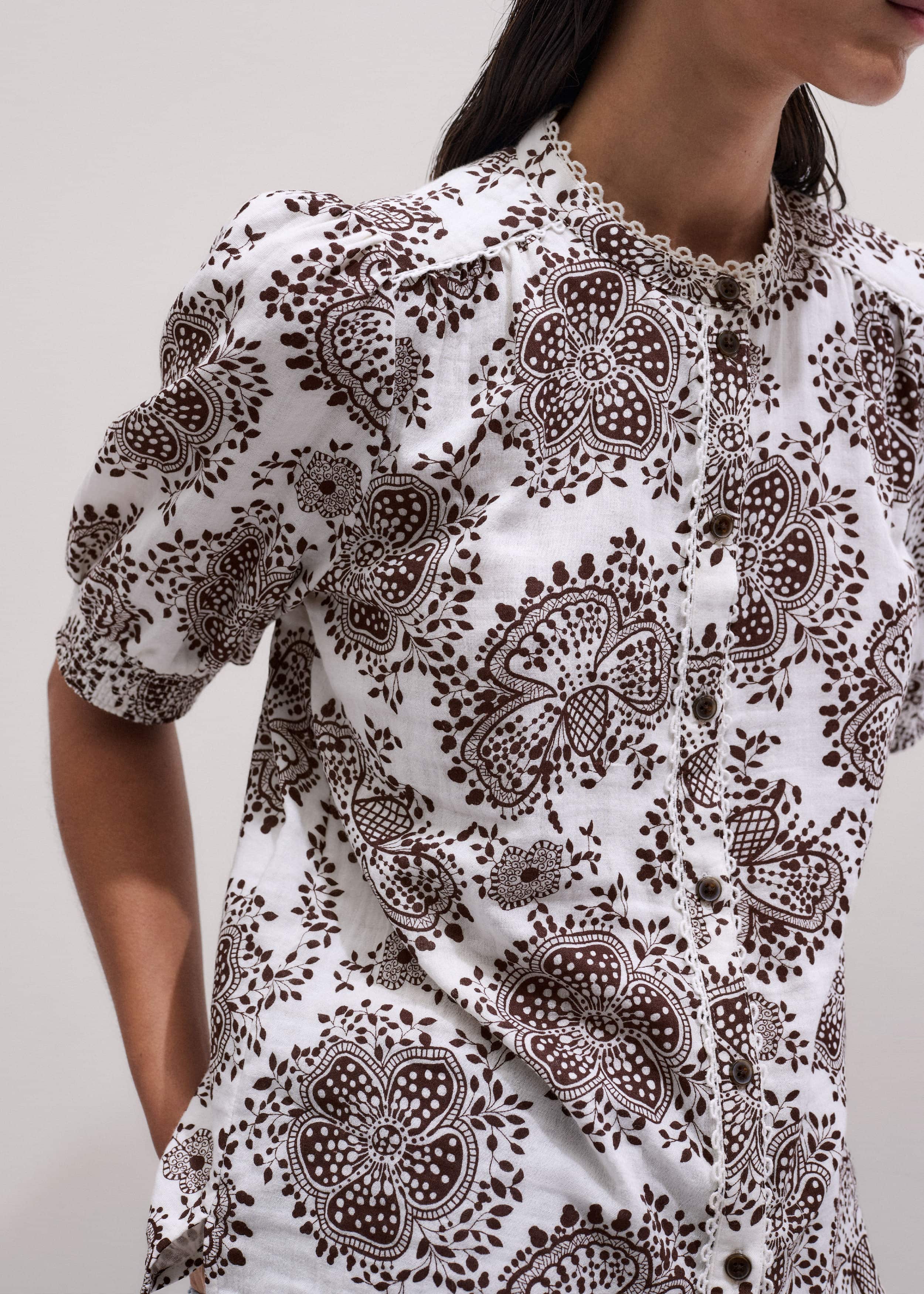 White Cheesecloth In-Full-Bloom Print Straight Blouse meandem