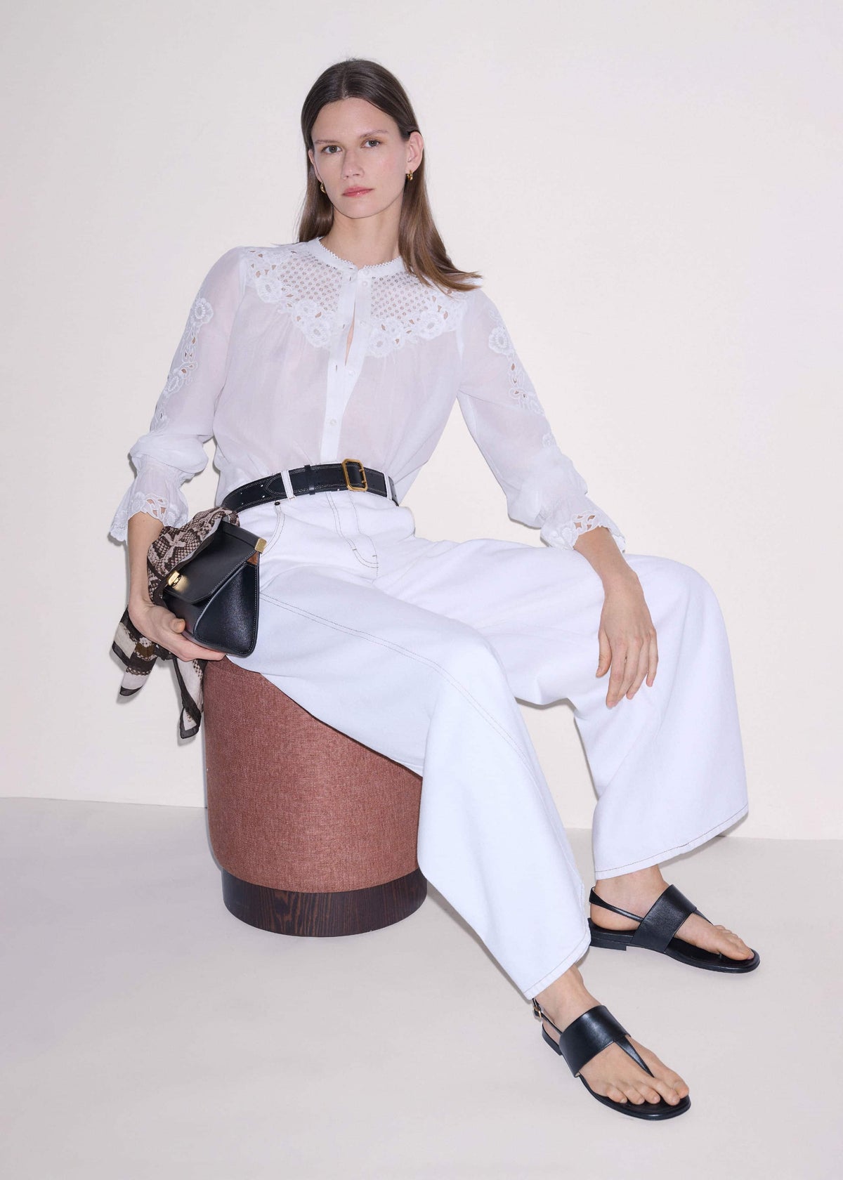 White Floral Embroidery Blouse meandem