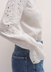 White Floral Embroidery Blouse meandem