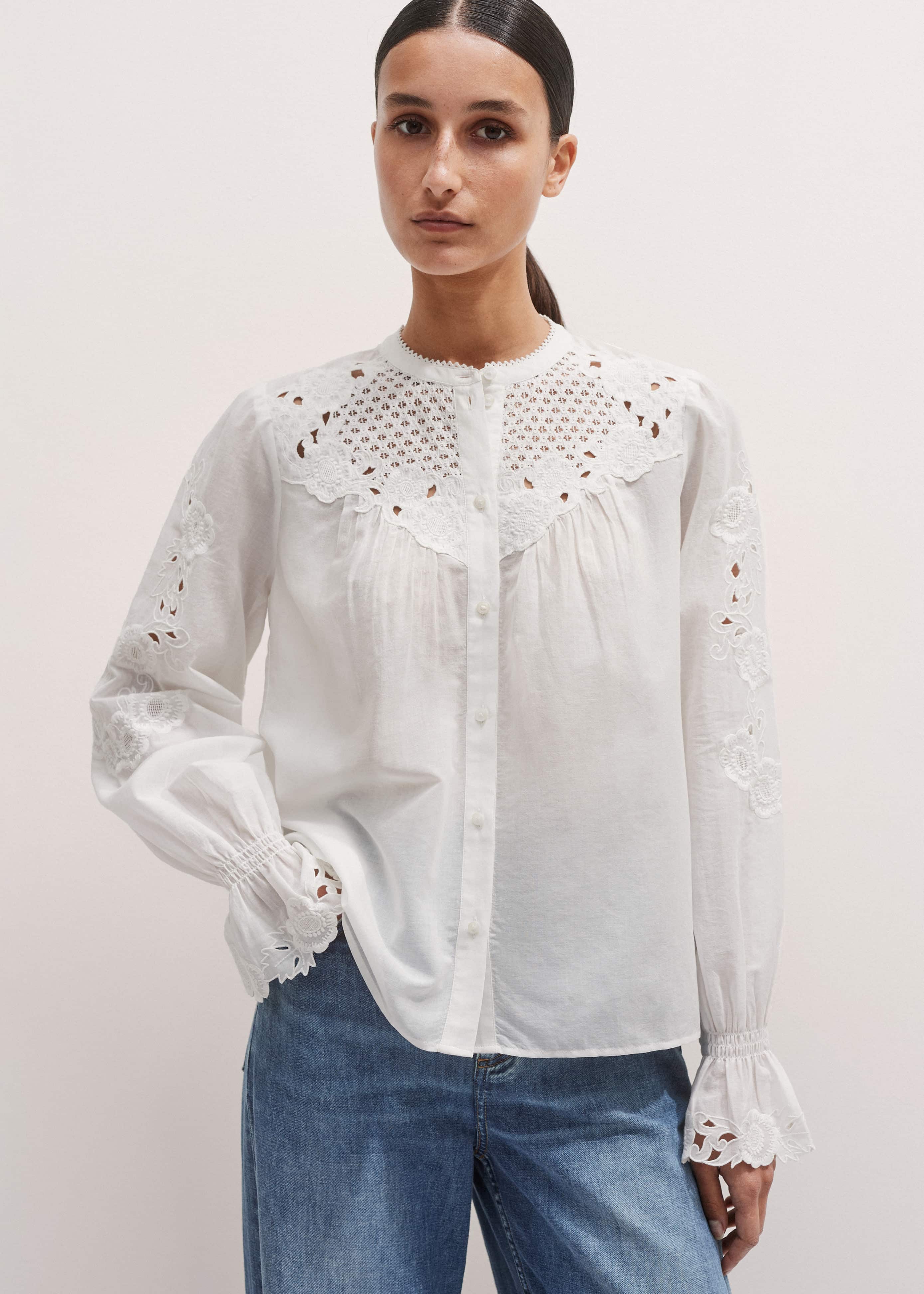 White Floral Embroidery Blouse meandem
