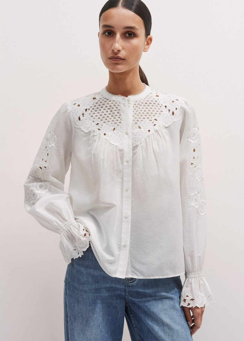 White Floral Embroidery Blouse meandem