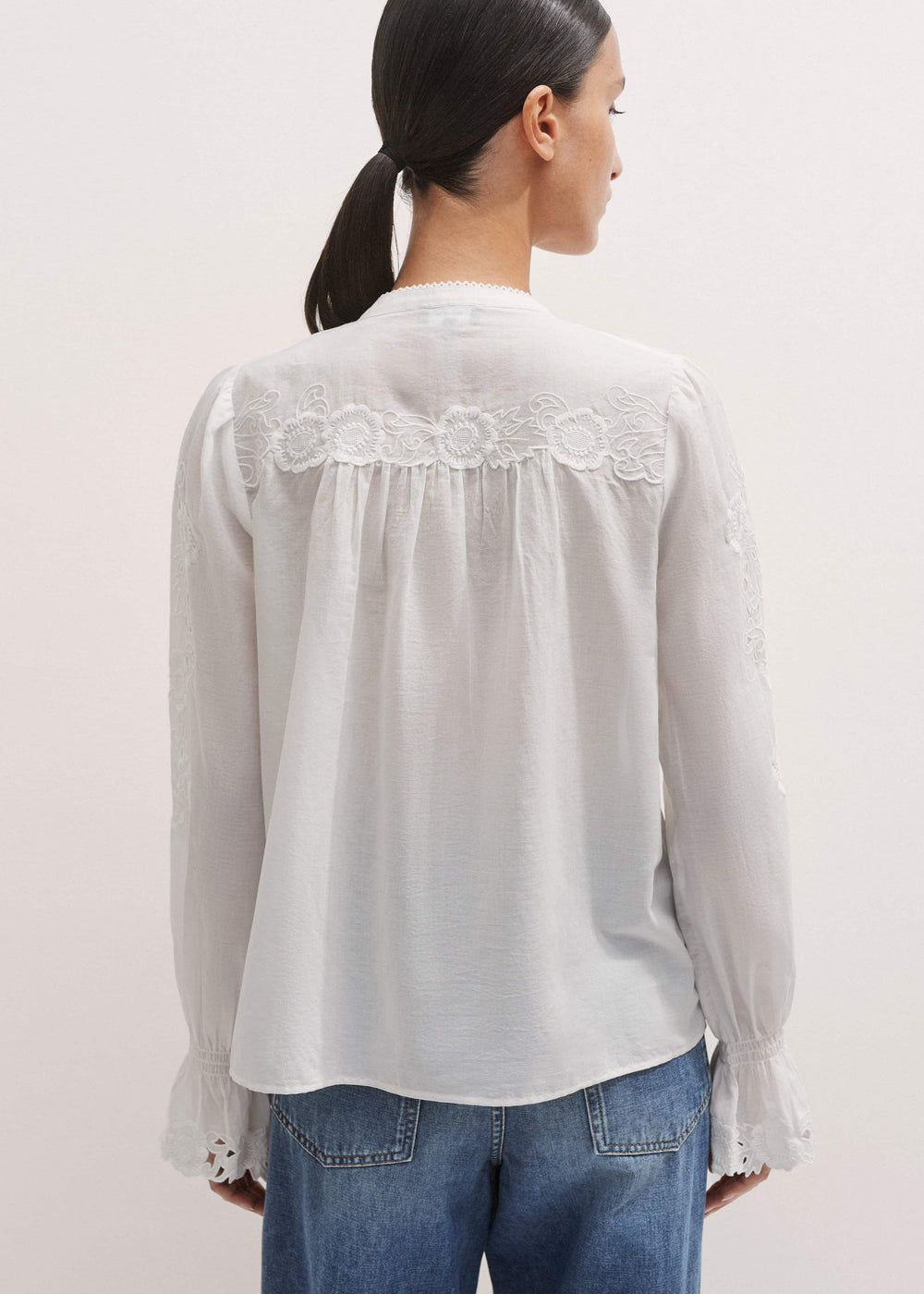 White Floral Embroidery Blouse meandem