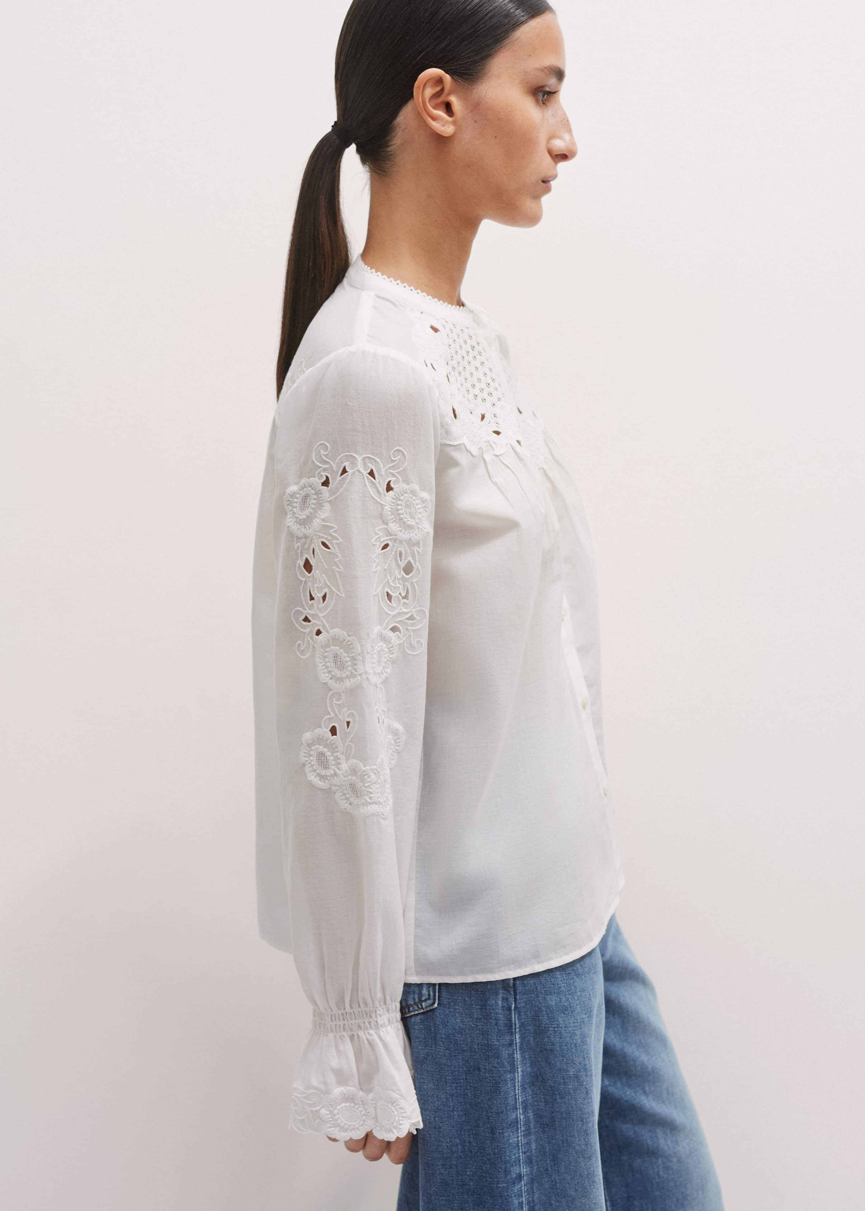 White Floral Embroidery Blouse meandem