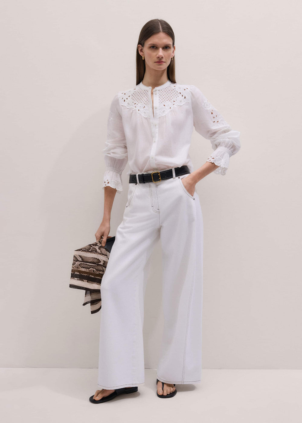 White Floral Embroidery Blouse meandem