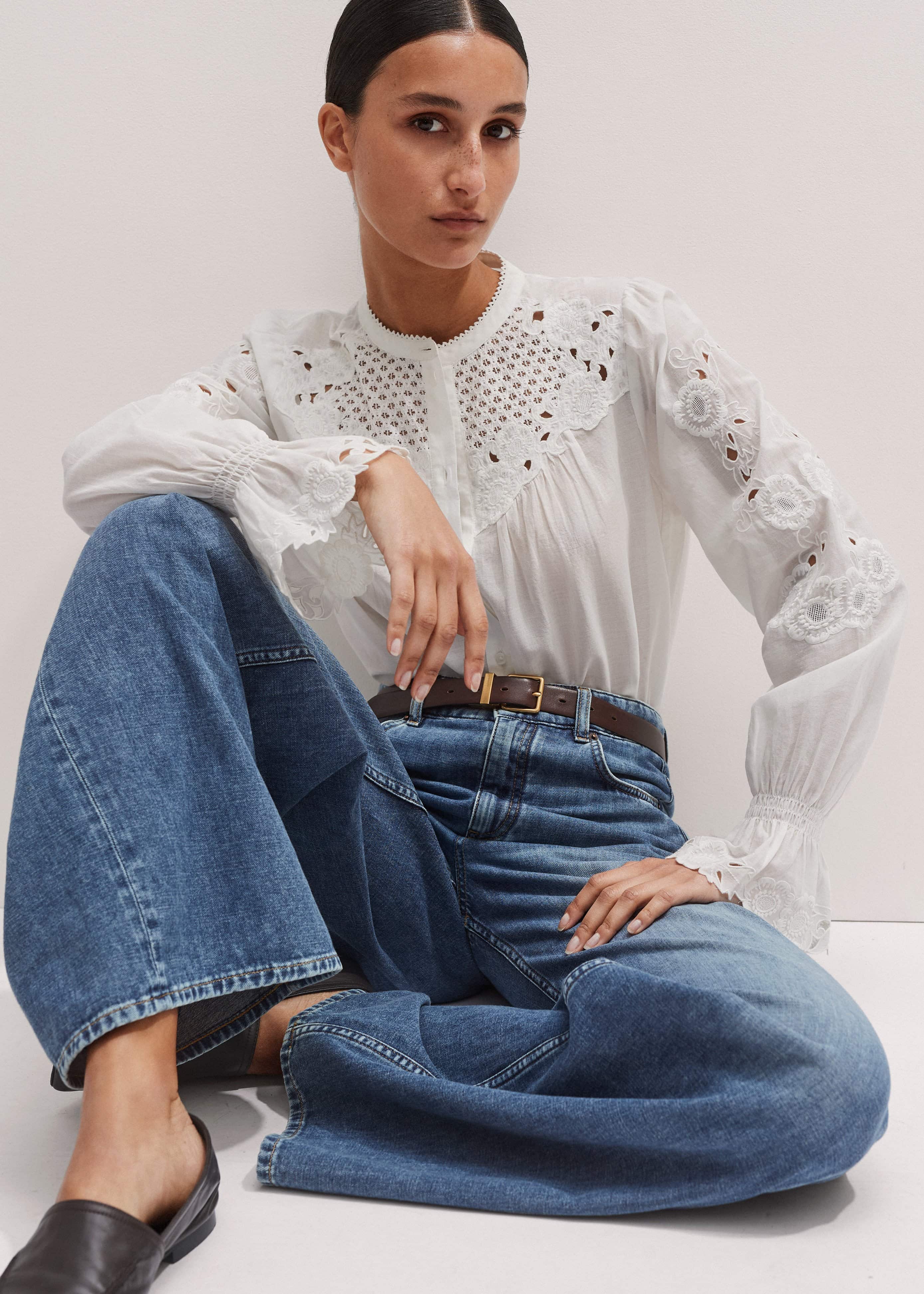 White Floral Embroidery Blouse meandem
