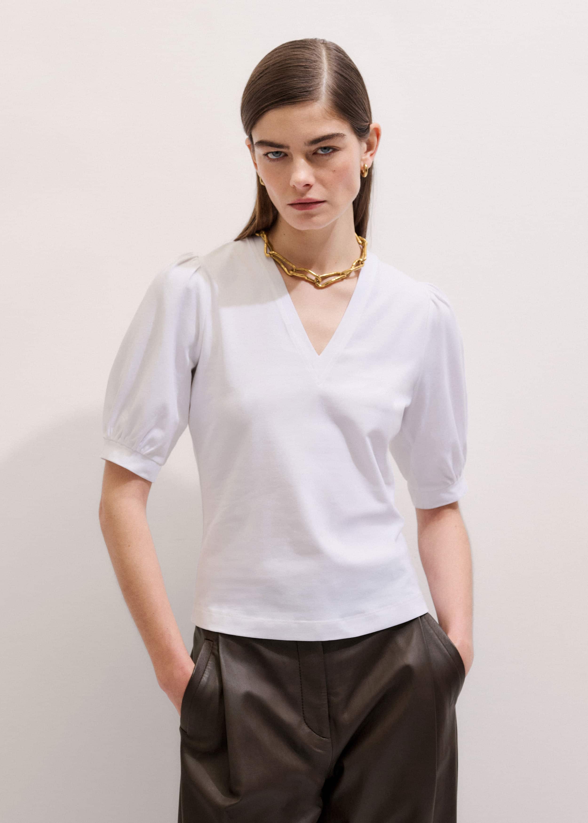 White Feminine Sleeve V-Neck Tee meandem