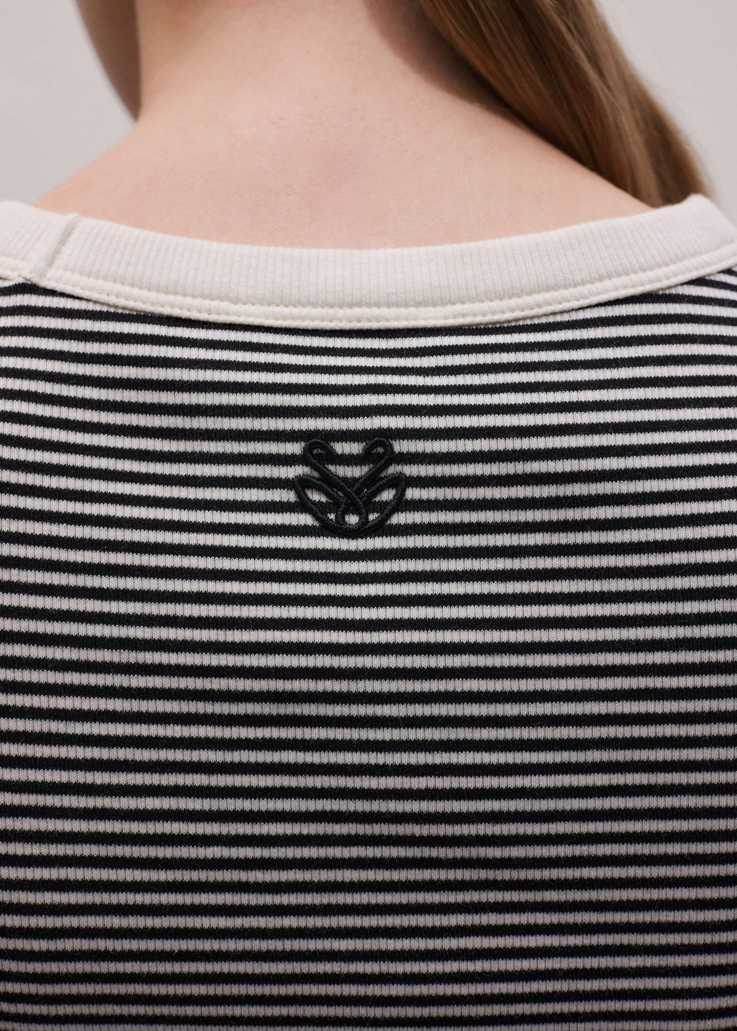 Black Swan Slim Tee meandem