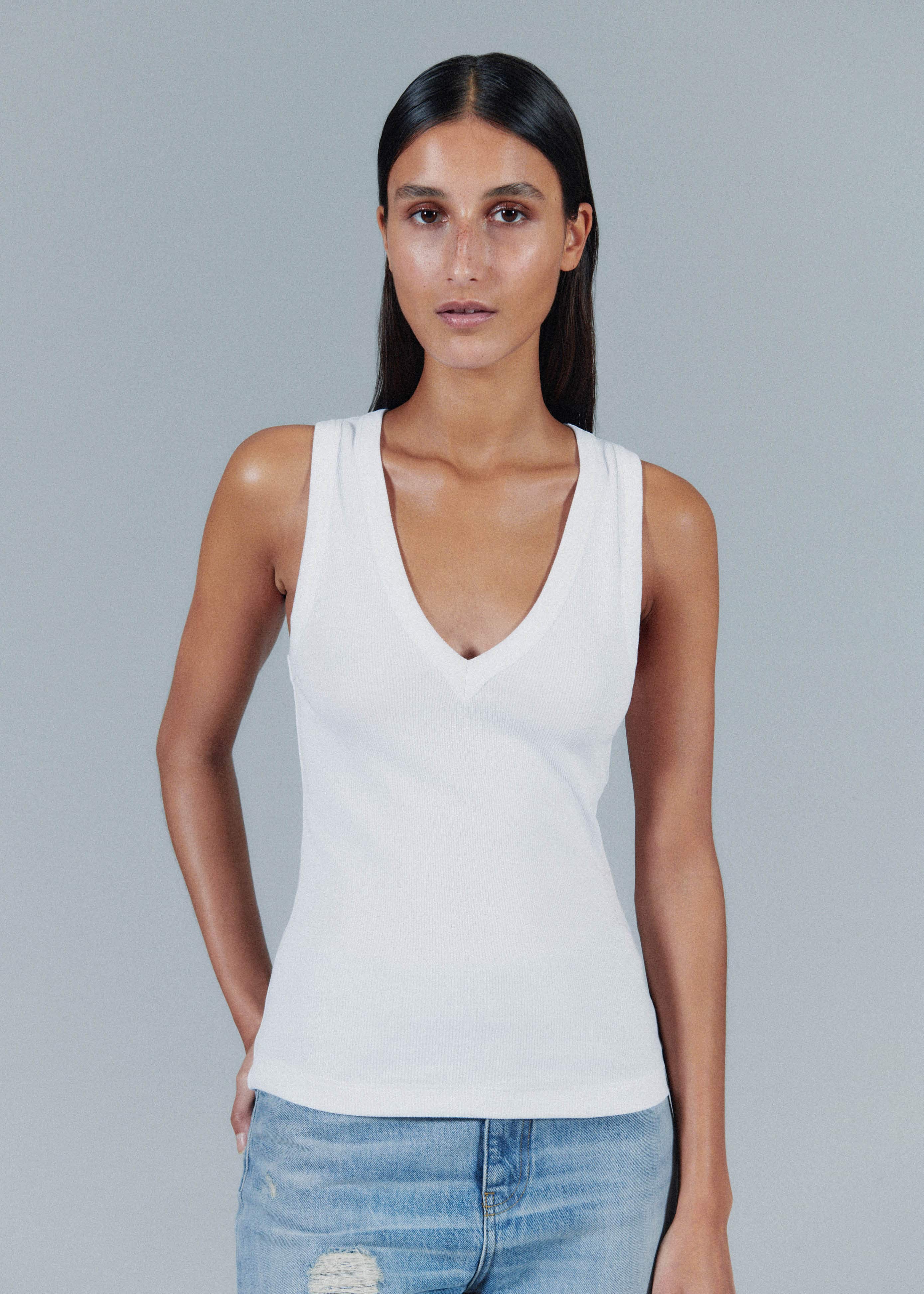 White Ultimate V-Neck Vest meandem