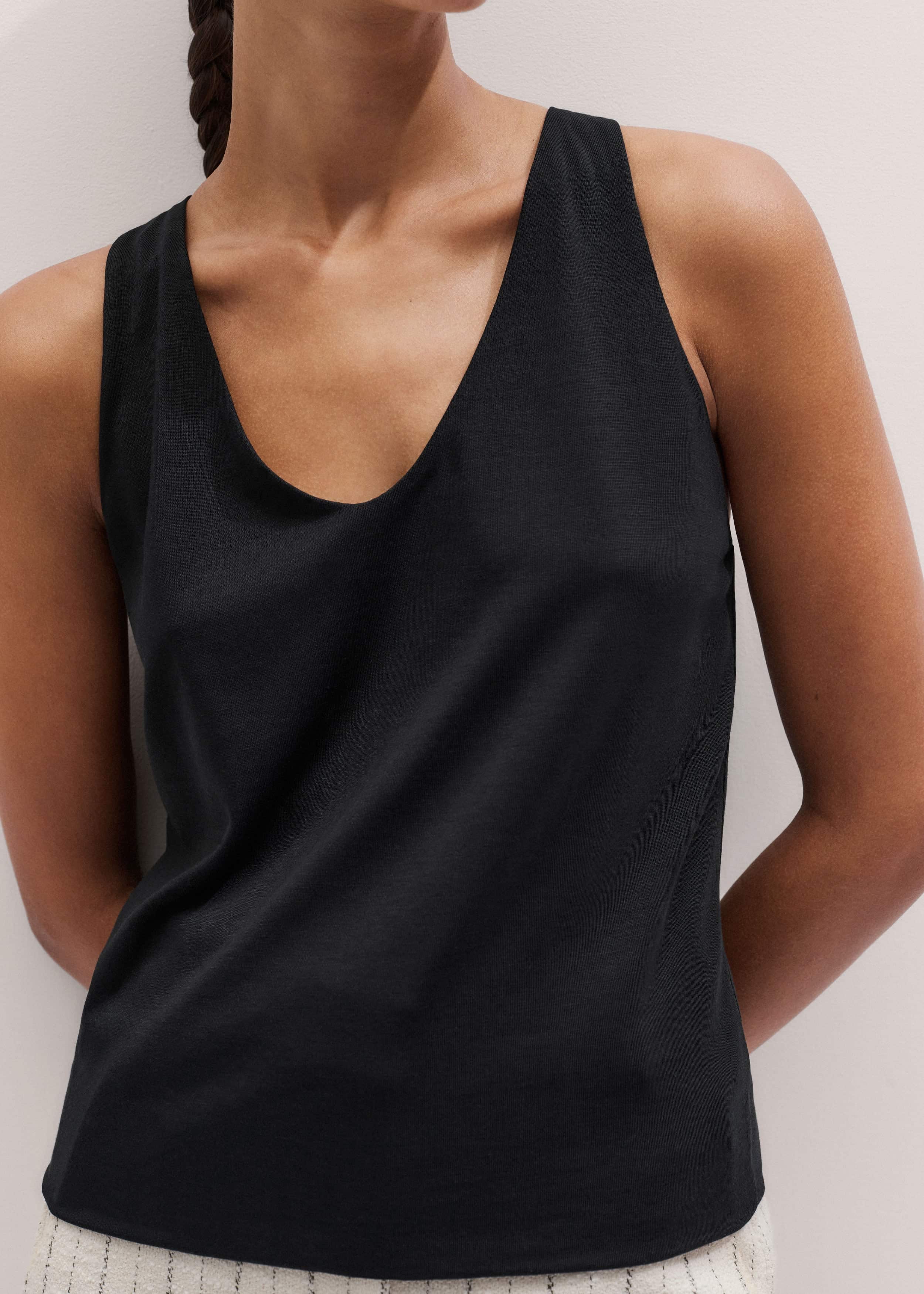 Black Scoop Neck Vest meandem