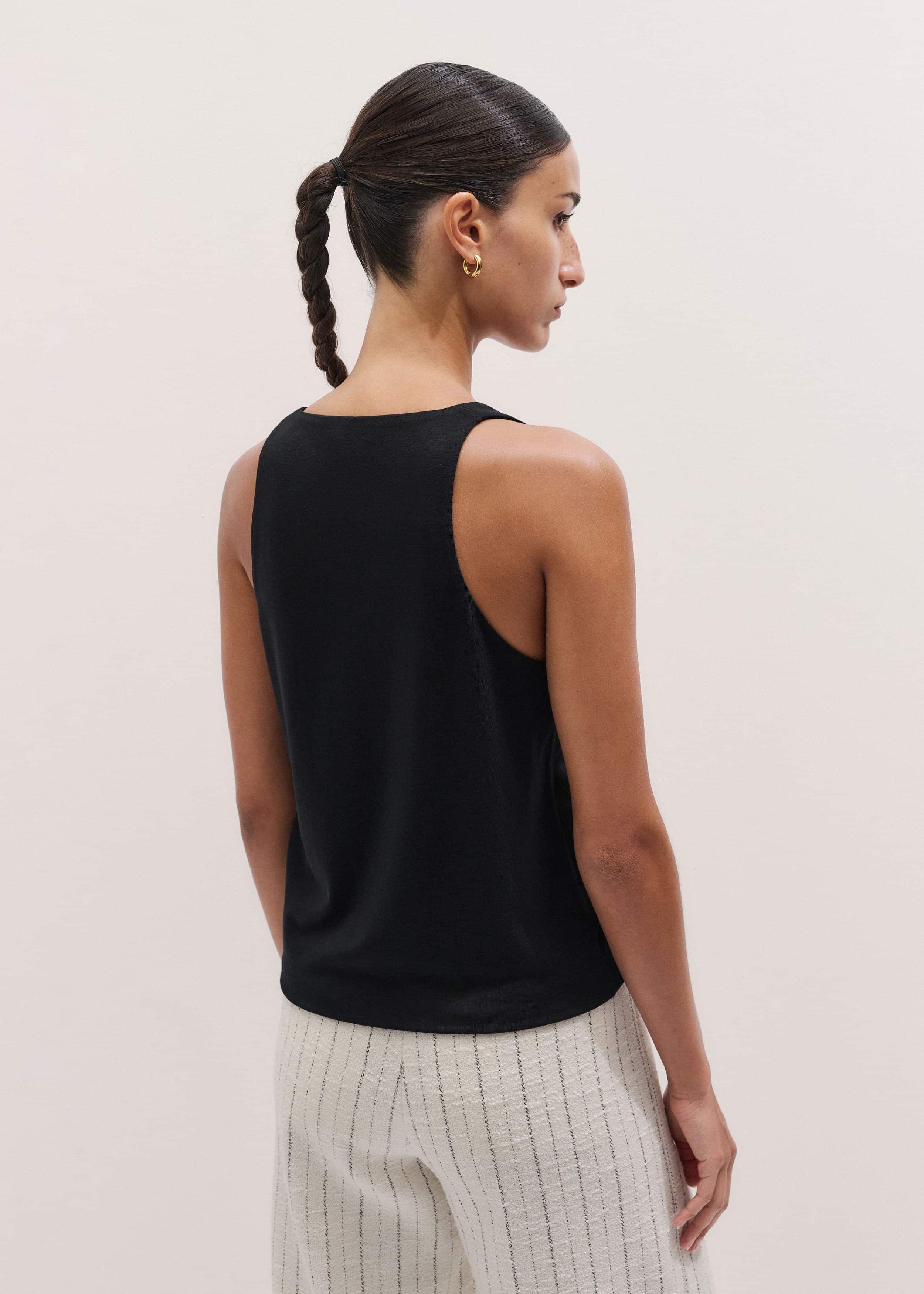 Black Scoop Neck Vest meandem