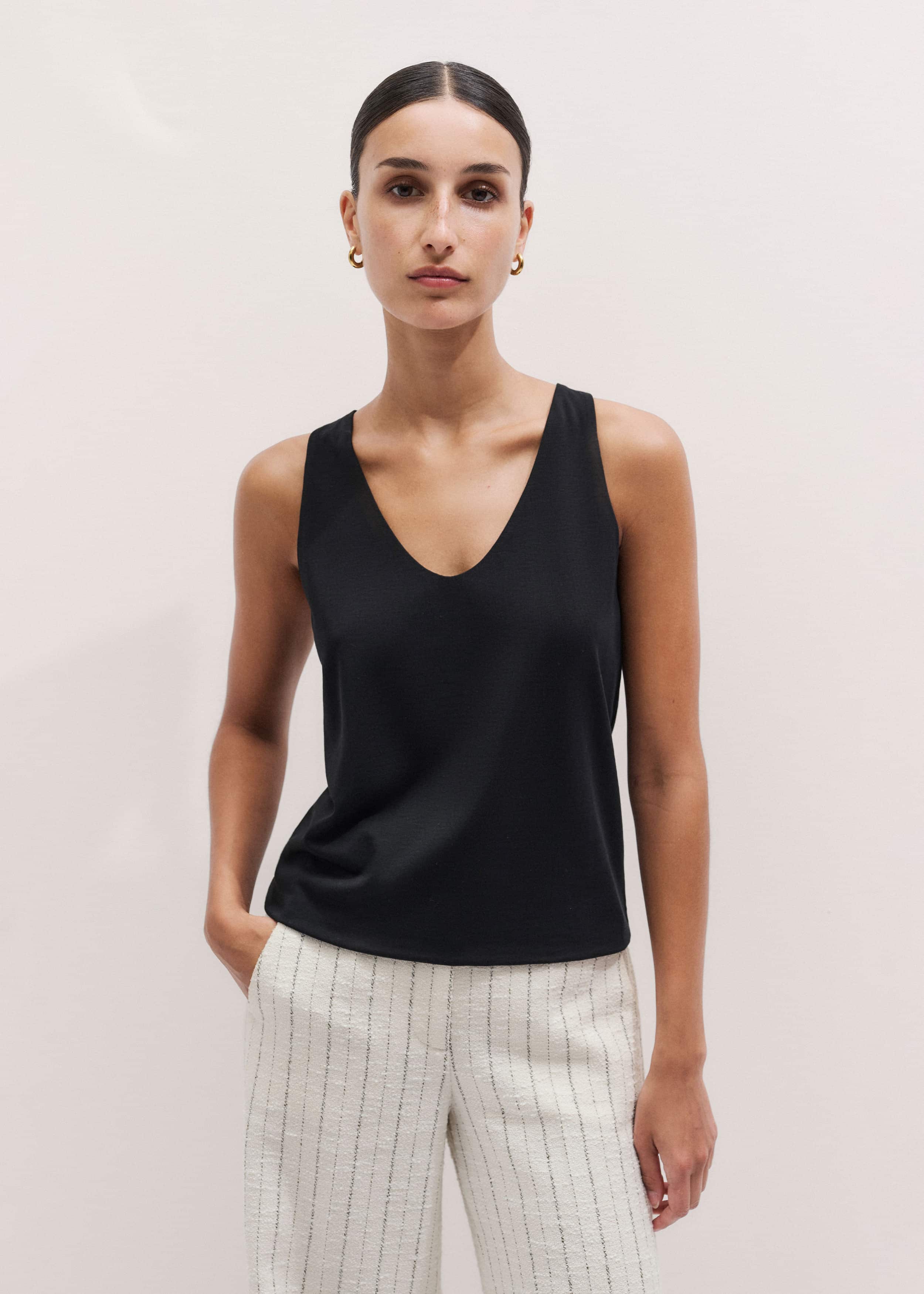 Black Scoop Neck Vest meandem