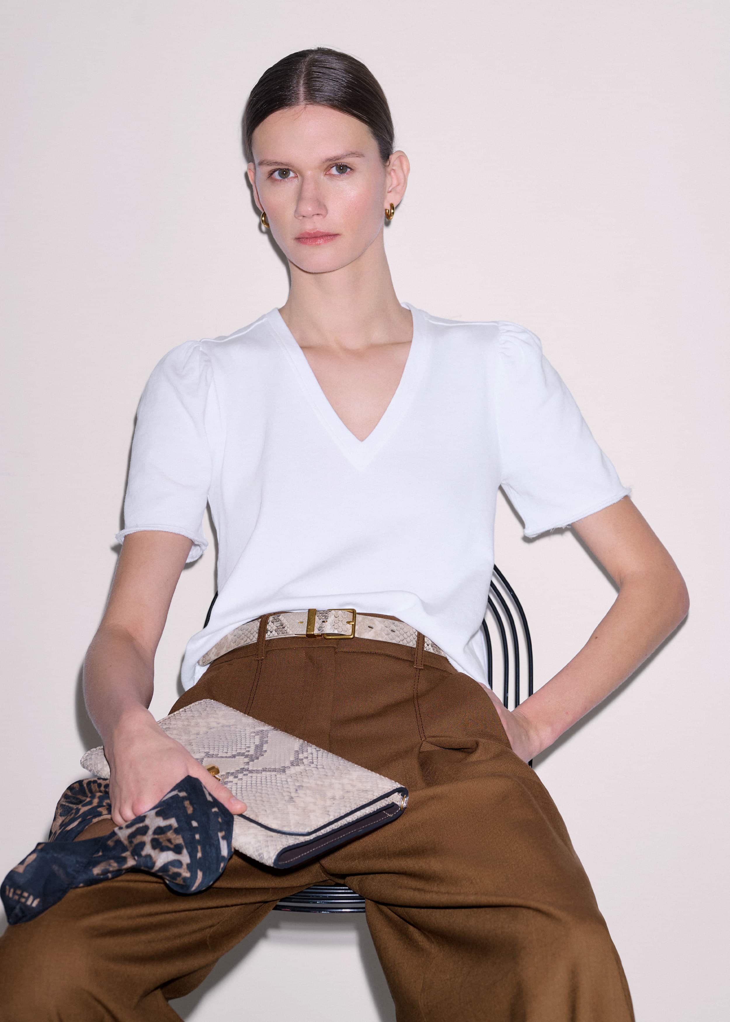White Raw Edge V-Neck Swing Sweatshirt meandem