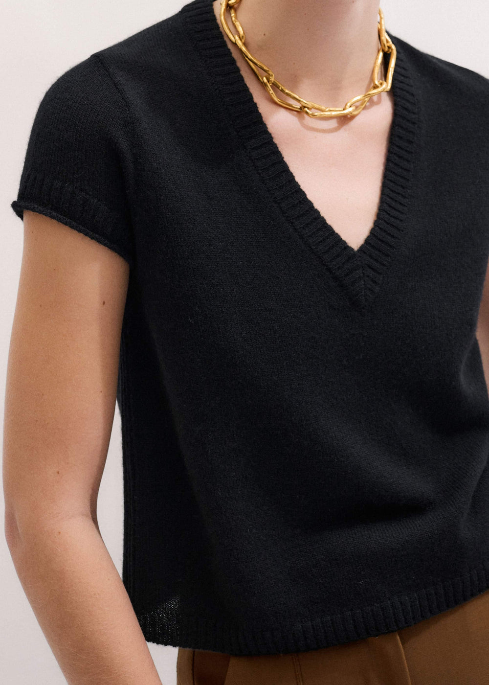 Black Cashmere V-Neck Shrunken Baby Tee meandem