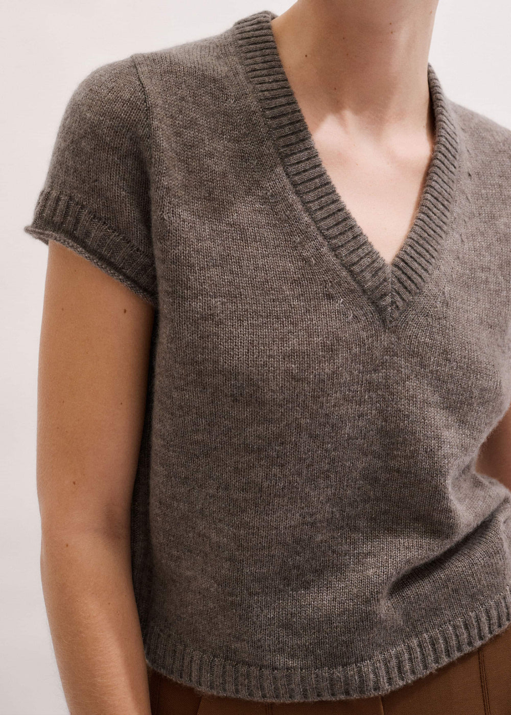 Hazelnut Merino Cashmere Silk V-Neck Baby Tee meandem