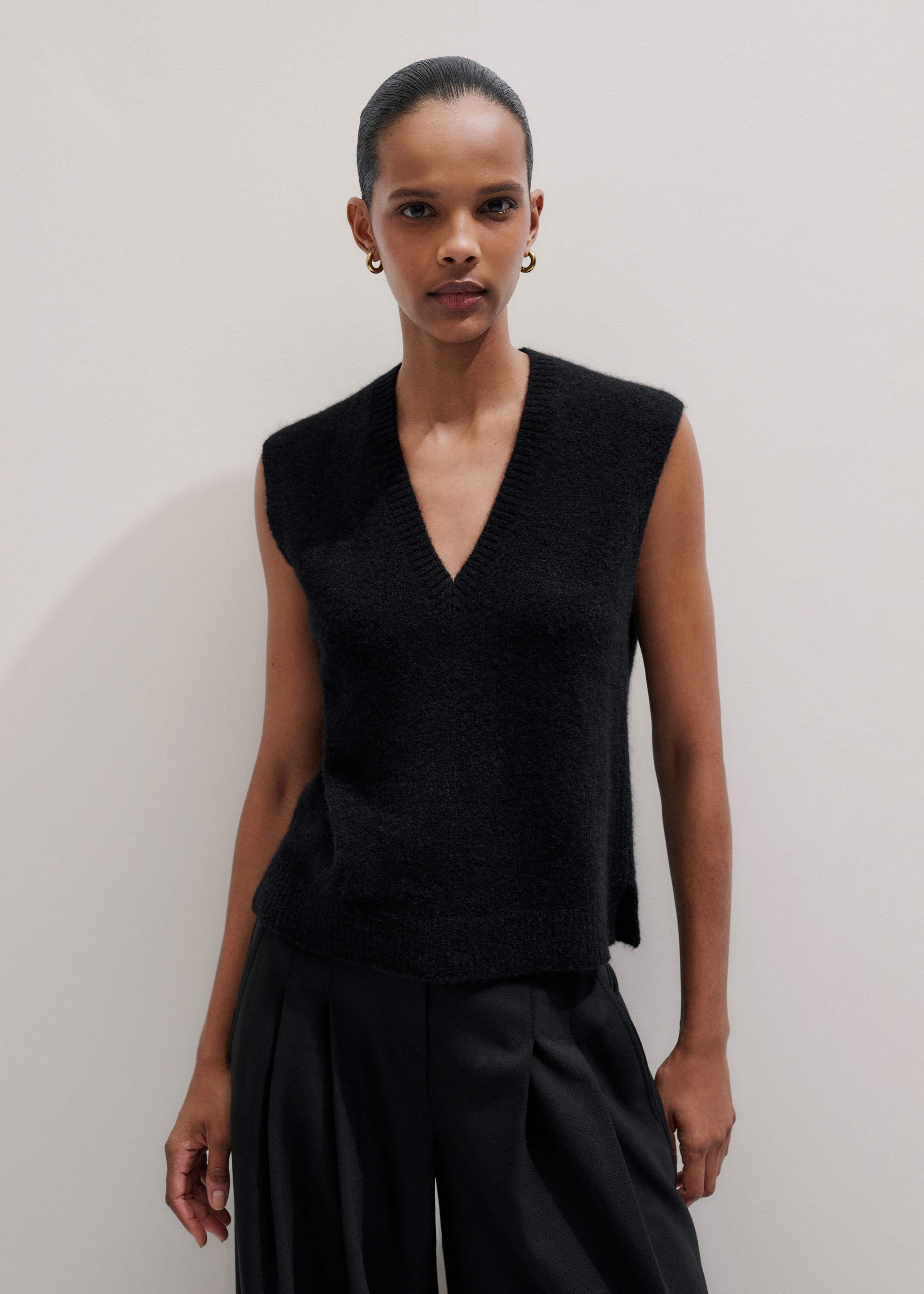 Black V-Neck Straight Knit Vest meandem