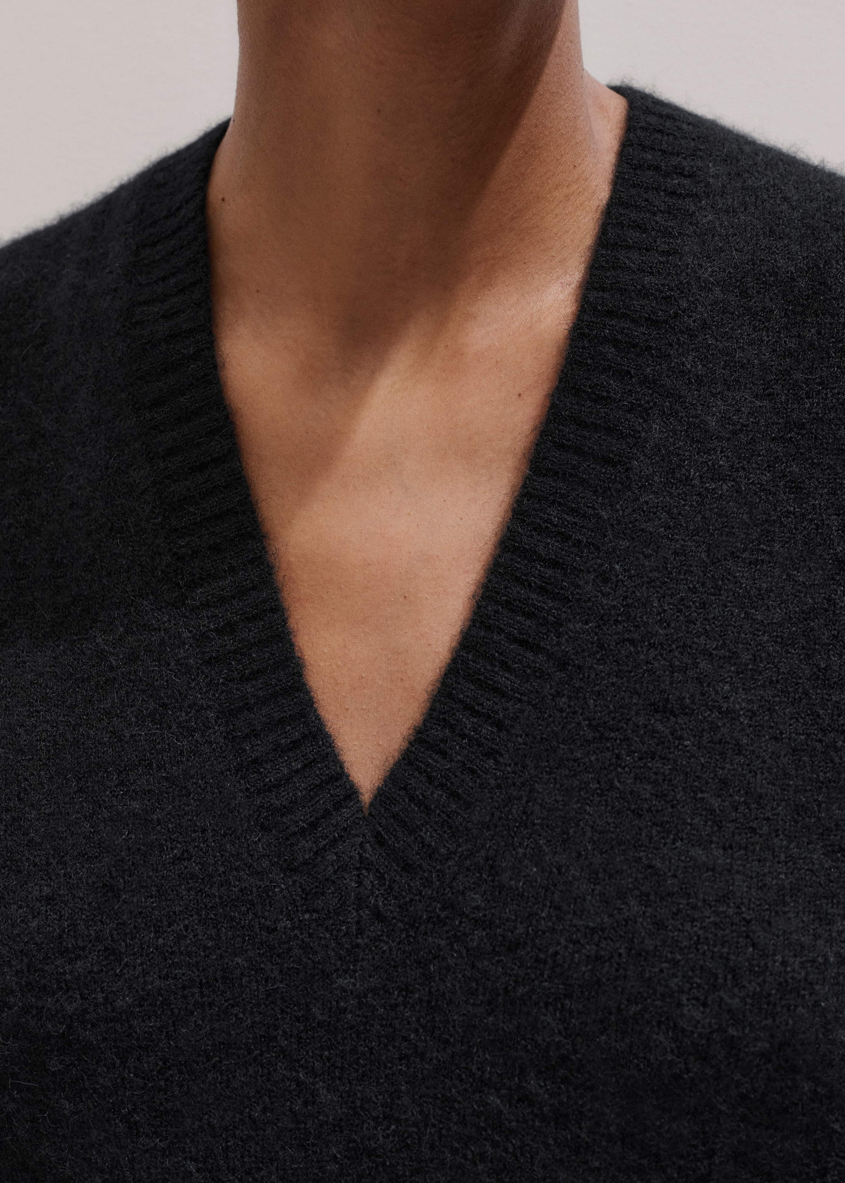 Black V-Neck Straight Knit Vest meandem